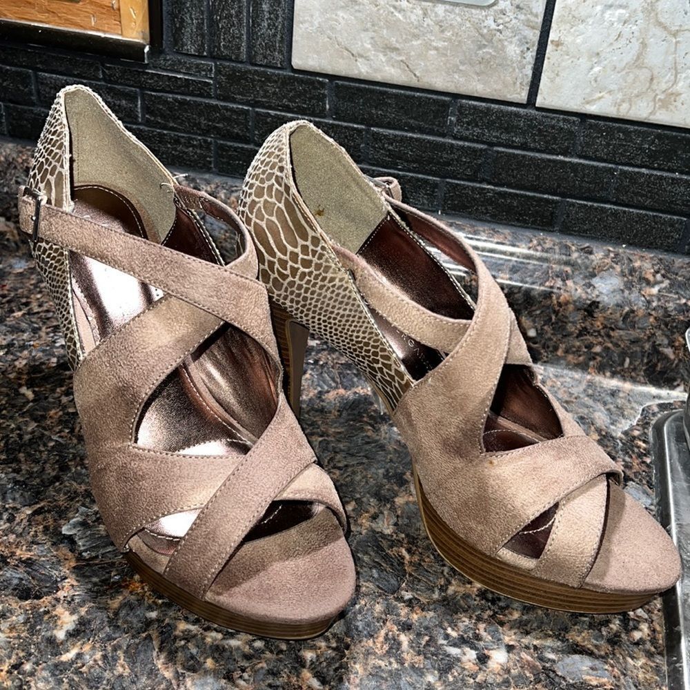 Sofia Vergara Sz 10 Beige Snake Print
Platform Heel — new without box